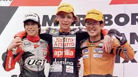 Valentino Rossi (tengah) tampil dengan rambut gondrong saat naik podium pada tahun 1997. (AFP/Francis Silvan)