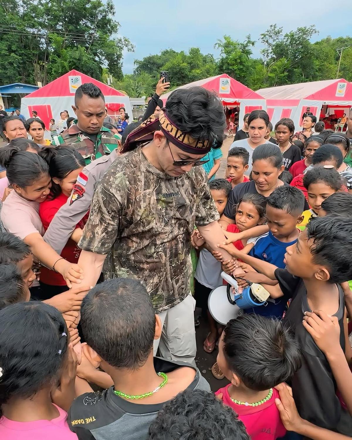Potret Denny Sumargo Serahkan Bantuan Rp 1,7 Miliar untuk Korban Gunung Lewotobi di NTT