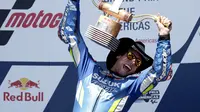 Pembalap Suzuki Ecstar Alex Rins mengangkat trofi usai memenangkan balapan MotoGP Austin di Circuit of The Americas (COTA), Senin (15/4/2019) dini hari WIB. (AP Photo/Eric Gay)