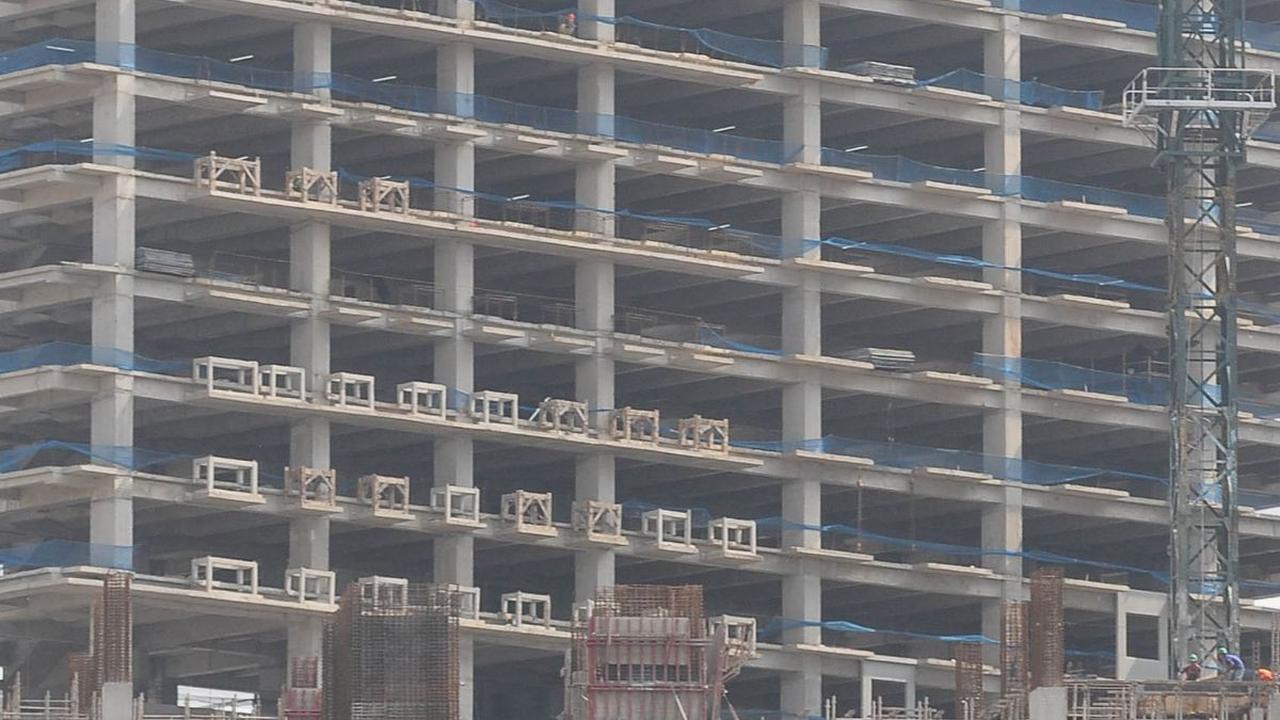 Suasana proyek pembangunan apartemen dan perkantoran di kawasan Bekasi, Jawa Barat, Jumat (23/2/2024).