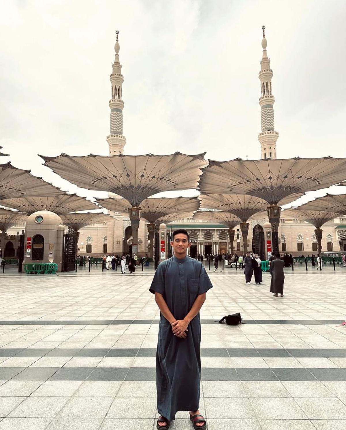 7 Potret Rizky Ridho Bintang Timnas Indonesia Umroh Bareng Keluarga, Ini Momen Spesialnya