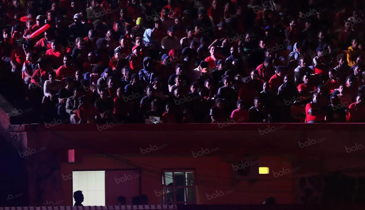 Suporter Persipura setia menanti laga pembuka Torabika Soccer Championship 2016 di dekat tribun VIP di Stadion Mandala, Jayapura, Papua, Jumat (29/4/2016). (Bola.com/Nicklas Hanoatubun)