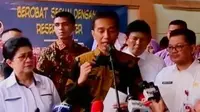 Presiden Joko Widodo memantau langsung pemberian imunisasi ulang di Puskesmas Ciracas, Jakarta Timur.