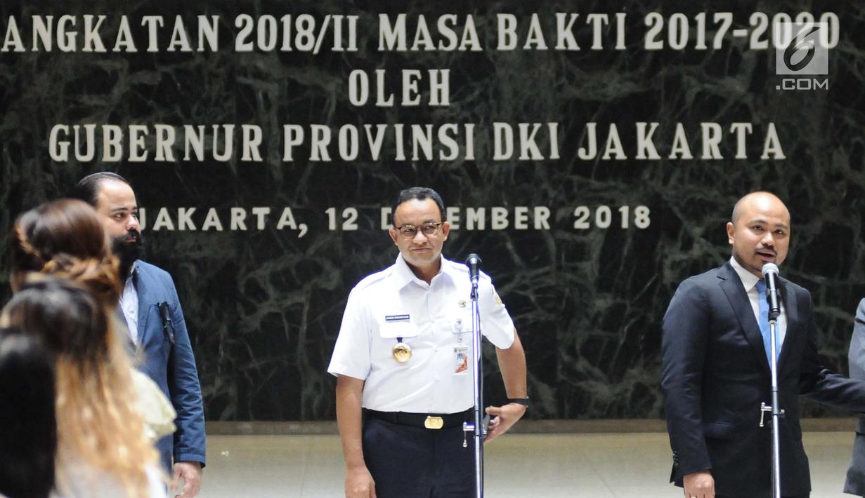 Gubernur DKI Jakarta Anies Baswedan saat pelantikan anggota HIPMI Jaya di Balai Kota Jakarta, Rabu (12/12). Anies mengajak anggota baru HIPMI Jaya ikut membangun ekonomi Jakarta. (Liputan6.com/Angga Yuniar)