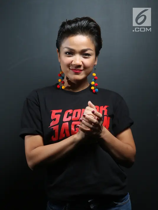 Aktris Nirina Zubir berpose saat sesi foto di kantor Liputan6.com, SCTV Tower, Jakarta, Kamis (15/11). Nirina Zubir akan memerankan tokoh Debby, pemburu hadiah bersenjatakan kerambit dan busur silang. (Liputan6.com/Fatkhur Rozaq)