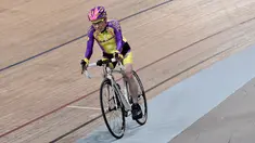 Pesepeda asal Prancis, Robert Marchand (105) mengayuh sepedanya di sebuah velodrom di Saint-Quentin-en-Yvelines, dekat Paris, Rabu (4/1). Marchand berhasil memecahkan rekor bersepeda lebih dari 14 mil (setara 22,5 km) selama satu jam. (PHILIPPE LOPEZ/AFP)