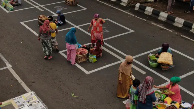 Potret physical distancing di Pasar Pegirian Surabaya. (Sumber: Twitter/BanggaSurabaya)