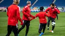 Para pemain Jepang melakukan pemanasan dalam sesi latihan di Stadion Saitama di Saitama (31/1/2022). Jepang untuk sementara berada di urutan kedua dan terpaut 4 poin dari Arab Saudi yang memimpin klasemen Grup B dengan raihan 19 poin dari 7 laga. (AFP/Philip Fong)