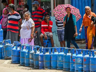 Warga mengantre untuk membeli gas LPG di sebuah depo penjualan di tengah krisis ekonomi yang melanda di Kota Kolombo, Sri Lanka, Senin (23/5/2022). Kolombo, Sri Lanka tengah menghadapi kekurangan gas yang meluas. (AFP/ISHARA S. KODIKA)