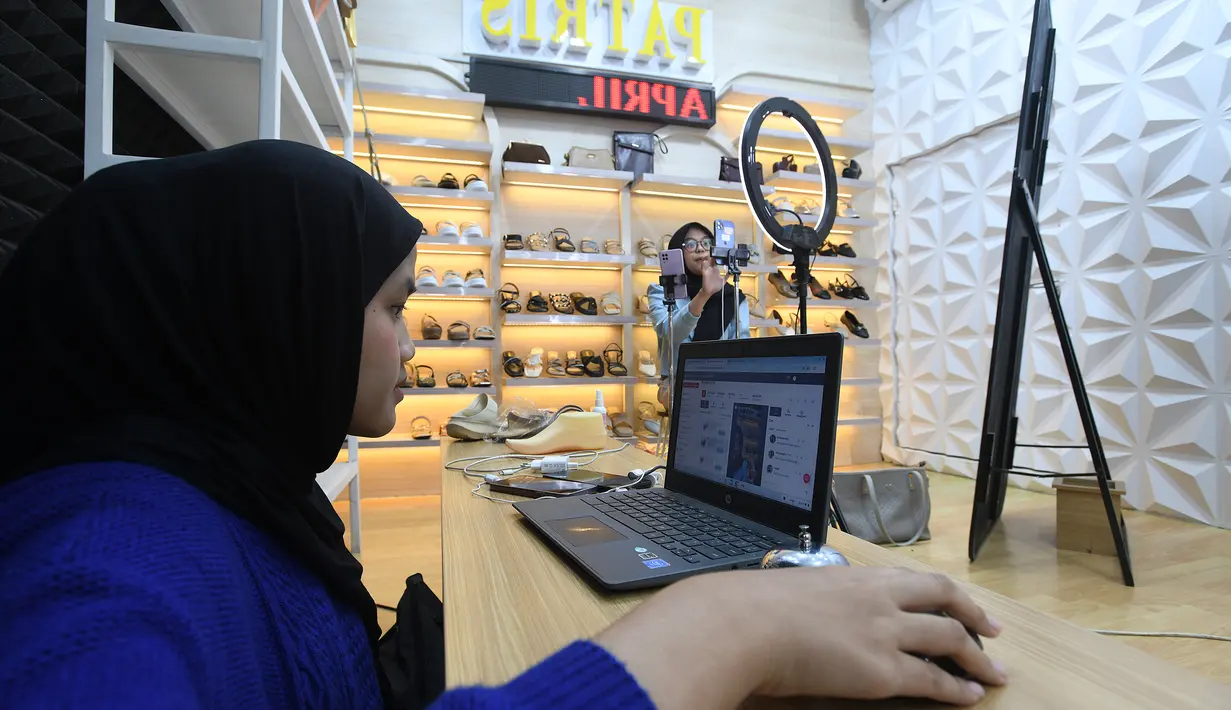 Kesulitan diakibatkan melemahnya nilai tukar Rupiah terhadap Dollar Amerika Serikat. (merdeka.com/Arie Basuki)