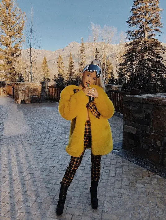 Hal itu dikarenakan dirinya seperti absen dari sosial media. Keputusan itu sangat familiar mengingat Kylie Jenner pun hilang dari media sosial saat hamil. (instagram/arianagrande)