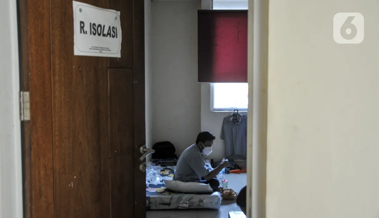 Pasien COVID-19 menjalani isolasi di Ruang Karantina Darurat, Kantor Unit Pelayanan Angkutan Sekolah Dinas Perhubungan DKI Jakarta, Selasa (6/7/2021). Kantor UPAS disulap jadi kamar karantina bagi pasien COVID-19 untuk menambah ketersediaan tempat isolasi. (merdeka.com/Iqbal S. Nugroho)