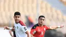 Bek Maroko Adam Masina (kiri) berebut bola dengan penyerang Mesir Mostafa Mohamed selama pertandingan perempat final Piala Afrika (CAN) 2021 di Stade Ahmadou Ahidjo di Yaounde (30/1/2022). Mesir menang atas Maroko 2-1. (AFP/Charly Triballeau)