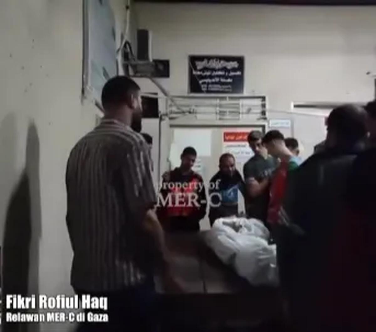 "Bahkan tadi juga sudah banyak sekali orang yang memegang tubuh beliau dan masyaAllah wanginya sangat begitu harum," sambungnya. <br>