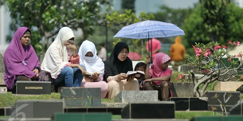 20160706-Hari Pertama Idul Fitri, Makam Dipadati Warga Untuk Ziarah-Jakarta