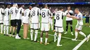 Para pemain Real Madrid, yang mengenakan kostum bernomor punggung 8, dan para pemain Betis memberikan guard of honour untuk Toni Kroos sebelum pertandingan. (JAVIER SORIANO / AFP)