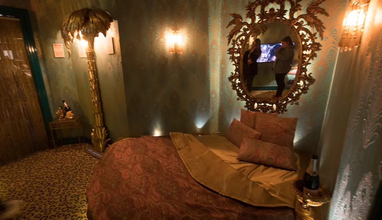Kamar pekerja seks terlihat di Red Light Secrets Museum of Prostitution, Amsterdam, Belanda (1/4). Pemerintah Amsterdam mengumumkan bakal segera mengakhiri tur wisata ke Red Light District. (AP Photo/Peter Dejong)