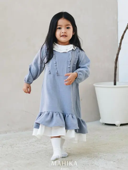 Dress dengan akses ruffle dari Mahika Kids ini memang memikat! Detail rumbai di dress oversize anak satu ini nampak trendy, tetapi tetap terkesan calm dengan muted color. (instagram.com/mahikakids)