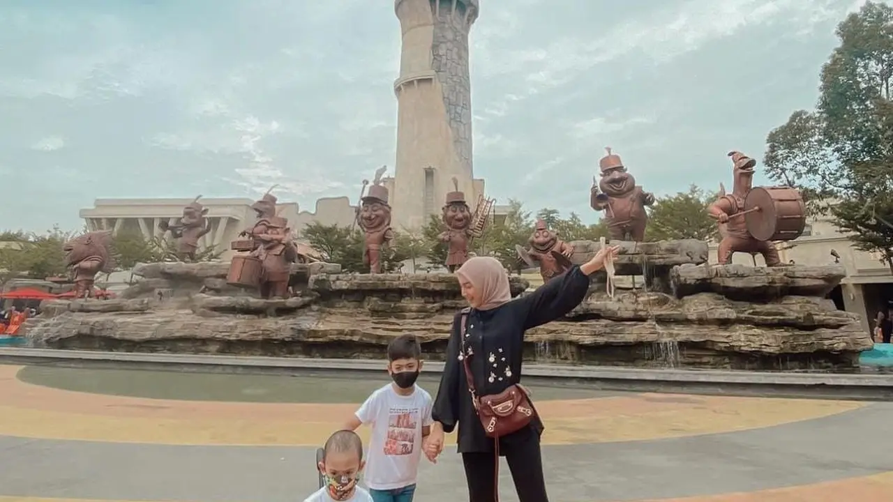 Potret Melody Prima saat Momong Anak