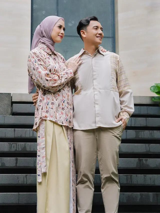 Model Baju Pasangan ala Fanny Gabriana dan Suami, Tampil Modis saat Bukber dan Lebaran