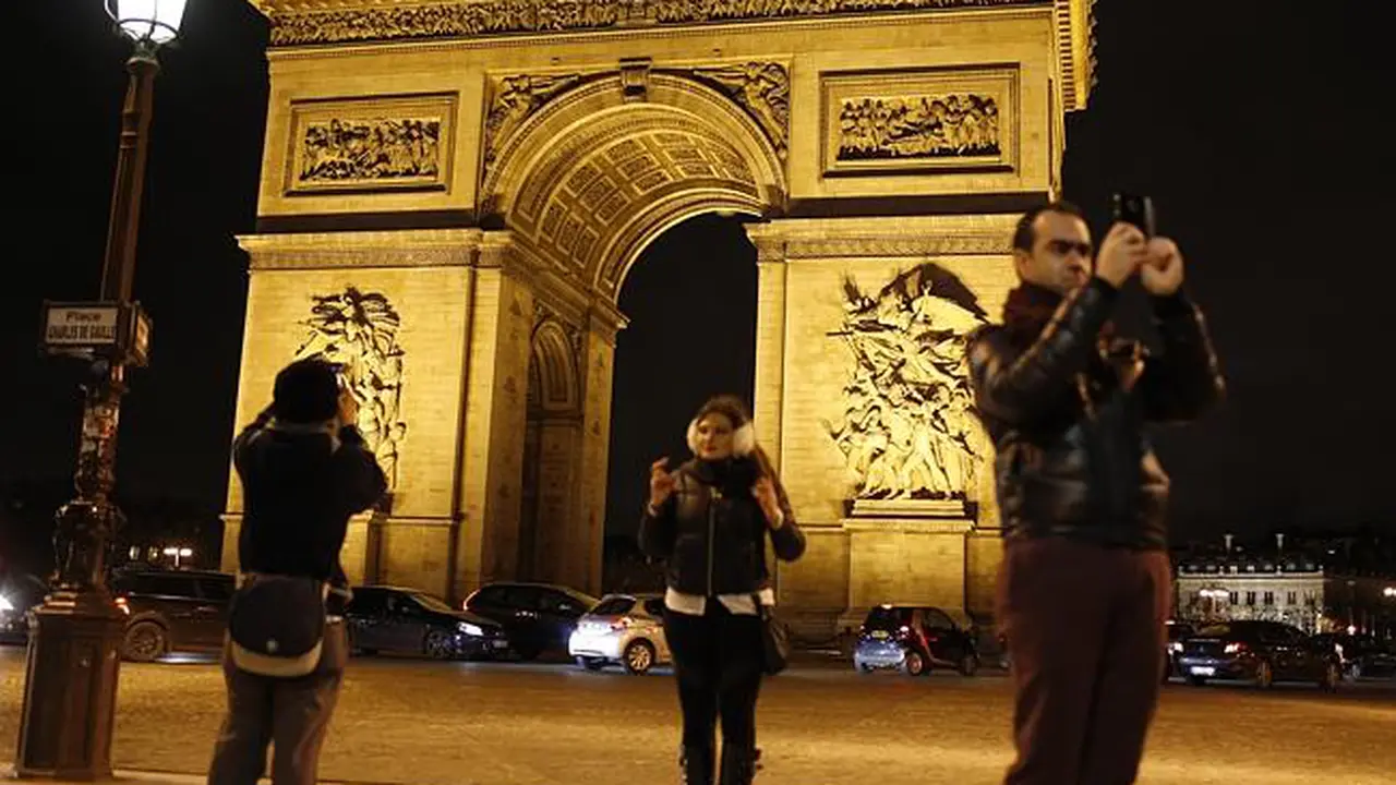 Menara Eiffel pasca-teror berdarah di Prancis. (News.com.au)