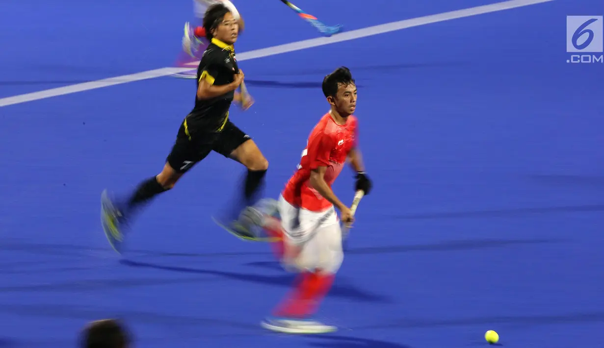 Atlet hoki Indonesia menggiring bola saat bertanding melawan Jepang dalam babak penyisihan hoki putra Asian Games di Lapangan Hoki Gelora Bung Karno, Jakarta, Rabu (22/8). Indonesia kalah dengan skor 1-3. (Liputan6.com/Fery Pradolo)