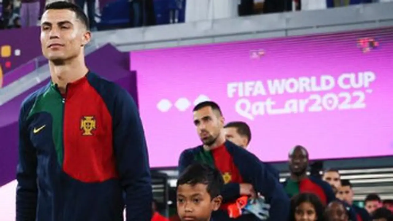Potret Anak Indonesia yang Digandeng Cristiano Ronaldo Sebelum Melawan Ghana di World Cup 2022