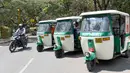 Sejumlah Bajaj 'Eleric-Auto' saat terparkir di Bangalore, India, Sabtu (5/3). Di India 20 persen masyarakatnya menggunakan transportasi umum untuk berpergian dan Bajaj 'Eleric-Auto' salah satunya. MANJUNATH KIRAN / AFP)