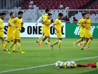 Sejumlah pemain Song Lam Nghe An berlari saat latihan resmi jelang melawan Persija pada laga penyisihan grup H Piala AFC 2018 di Stadion GBK Jakarta, Selasa (13/3). Persija akan menjamu Song Lam Nghe An, Rabu (14/3). (Liputan6.com/Helmi Fithriansyah)