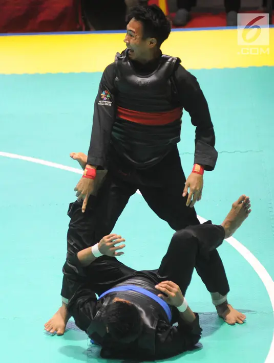 Pesilat Indonesia, Komang Harik Adi Putra (merah) melawan Mohd Al Jufferi Jamari (biru) asal Malaysia di final Kelas E Putra Asian Games 2018, Jakarta, Senin (27/8). Komang dinyatakan menang teknik atas Mohd Al Jufferi Jamari. (Merdeka.com/Arie Basuki)