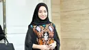 Pemain sinetron 'Putri yang Ditukar' itu tampak cantik mengenakan baju muslim hitam senada dengan kerudung, Jakarta, Selasa (19/8/14). (Liputan6.com/Panji Diksana)