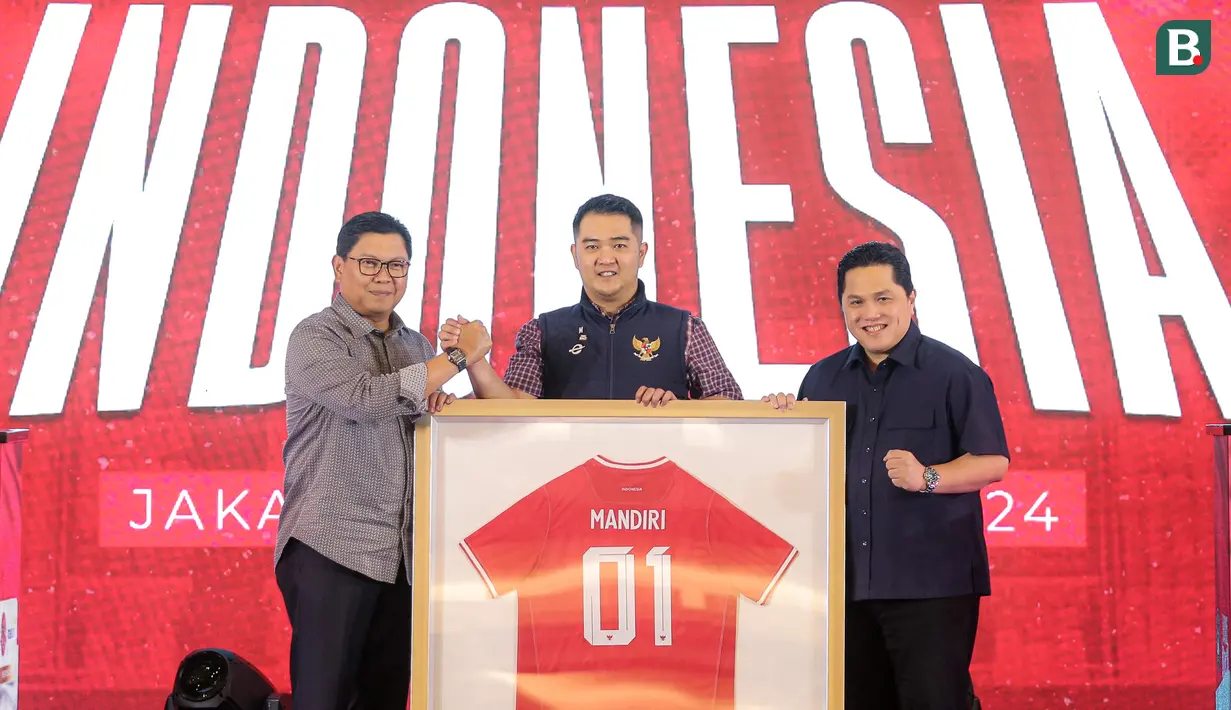 <p>Direktur Utama Bank Mandiri Darmawan Junaidi (kiri), Direktur PT Garuda Sepak Bola Indonesia (GSI) Marsal Masita, dan Ketua Umum PSSI Erick Thohir berfoto bersama dalam acara penandatanganan kerjasama antara Bank Mandiri dan PSSI di Plaza Mandiri, Senayan, Jakarta, Jumat (23/08/2024). (Bola.com/Bagaskara Lazuardi)</p>