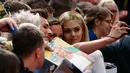 Nicola Peltz berfoto selfi bersama para fansnya. (REUTERS / Thomas Peter)