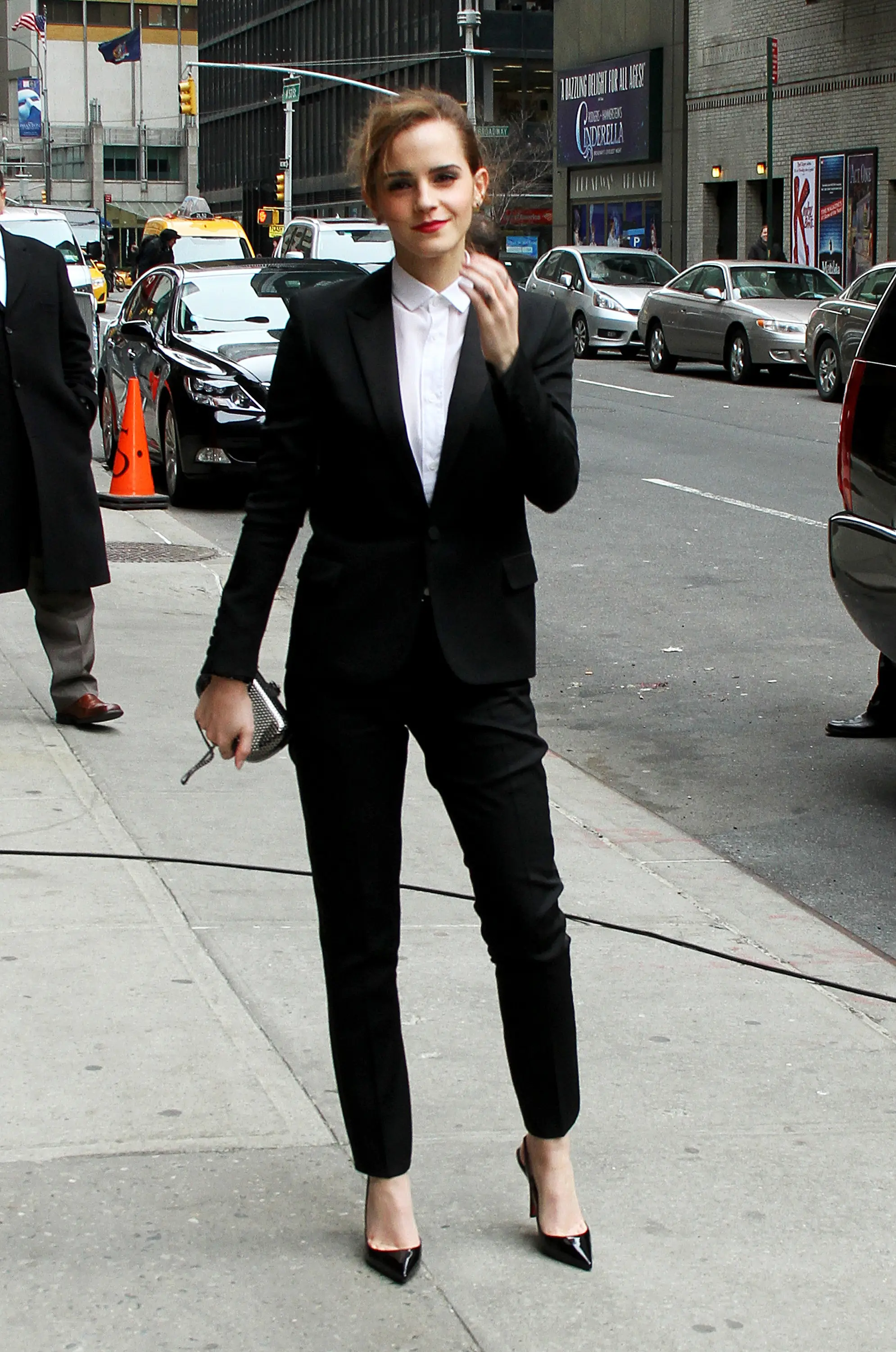 Tampil memukau ke kantor dengan blazer ala Emma Watson. (Image: themetropolist.com)
