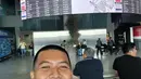 Tulisan "Welcome to the Big Apple" menyambut senyum saya di New York. Suasana di bandara tersebut cukup ramai. Beberapa saya yakin datang dari negara lain yang ingin menyaksikan kemeriahan Piala Dunia 2026. (Bola.com/Hery Kurniawan)