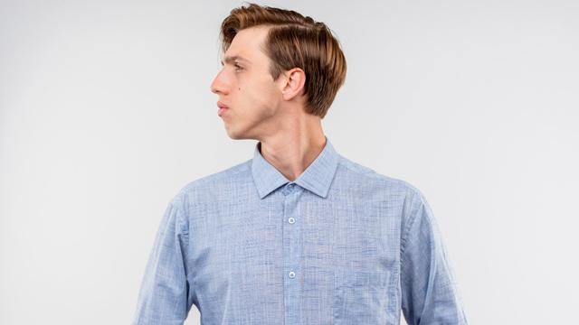 Ilustrasi memakai baju