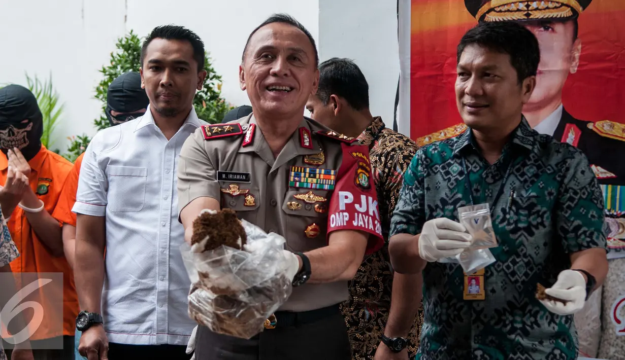 Kapolda Metro Jaya, M Iriawan menunjukan barang bukti tembakau Gorila saat ungkap kasus tindak pidana narkotika di Ditresnarkoba Polda Metro Jaya, Jakarta, Jumat (3/2). (Liputan6.com/Gempur M. Surya)