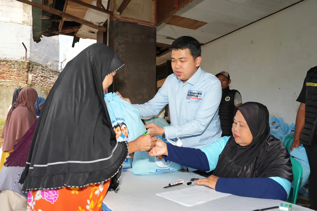 Ketua Dewan Pembina Barisan RFG Reza Fahlevi tengah membagikan paket tebus murah sembako di Aria Putra, Ciputat, Tangerang Selatan, Banten. (Istimewa)