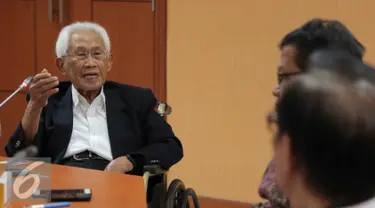 Mantan Menteri Pertambangan dan Energi Prof. Dr. Soebroto, M.A (kiri) saat berdiskusi di Jakarta, kamis (31/3). Diskusi membahas Diskusi strategi Industrialisasi di Indonesia dalam  menghadapi Masyarakat Ekonomi ASEAN (MEA). (Liputan6.com/Angga Yuniar)