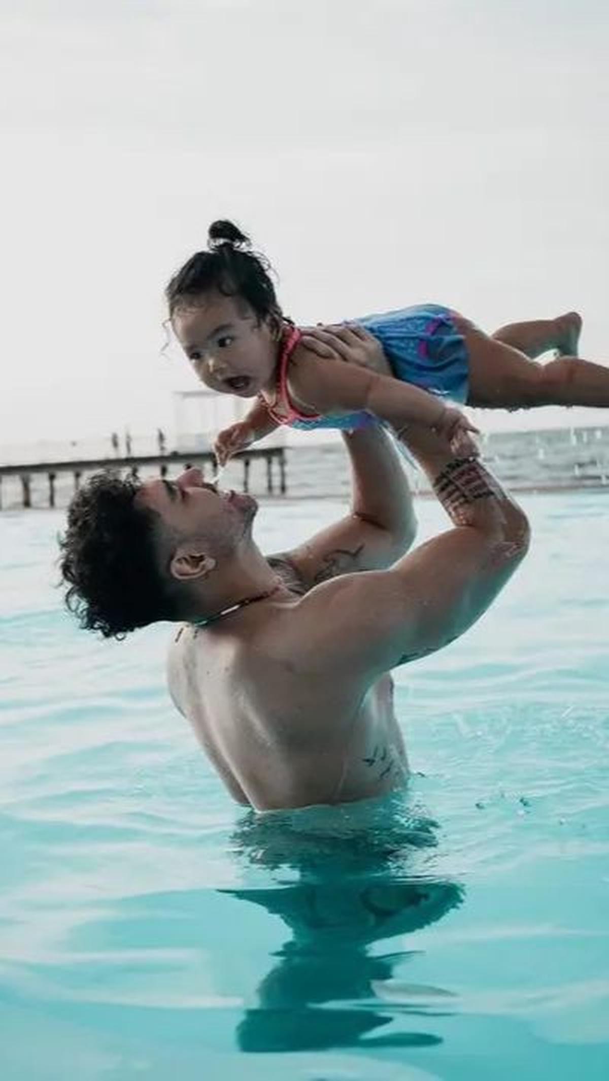 Melalui media sosialnya, Krisjiana sering membagikan momen bersama sang anak.