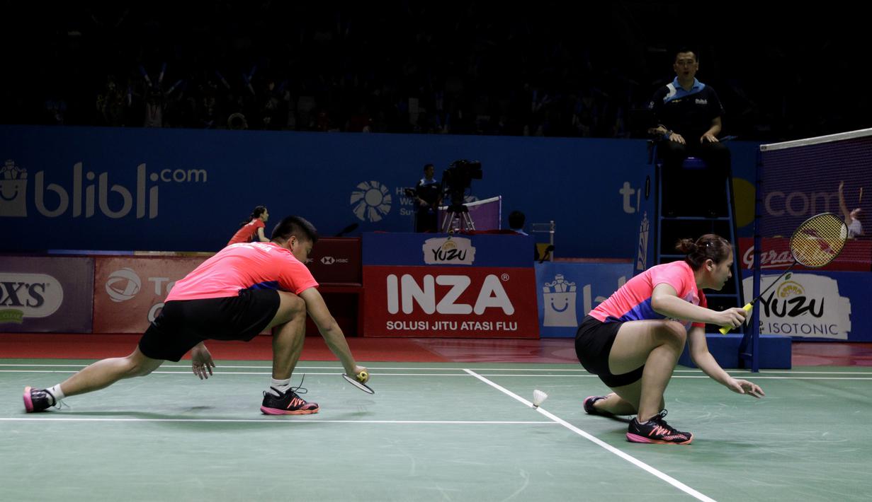Pasangan Indonesia, Praveen Jordan/Melati Oktavianti, saat bertanding melawan wakil Jerman, Mark Lamsfuss/Isabel Herttrich pada Indonesia Open 2019 di Istora, Jakarta, Selasa (16/7). Pasangan Indonesia takluk 20-22, 14-17. (Bola.com/M Iqbal Ichsan)