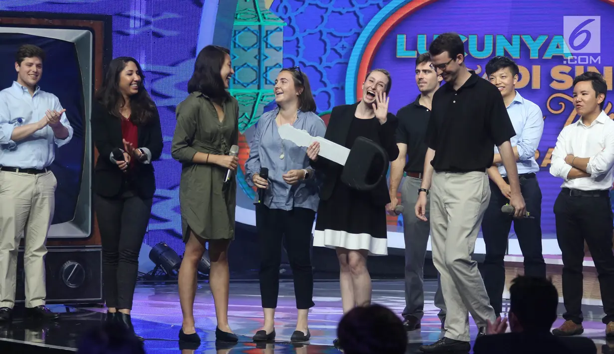 Mahasiswa Universitas Virginia saat berkunjung di Studio Indosiar, Daan Mogot, Jakarta, Kamis (31/5). Kunjungan ini Juga untuk lebih memperkenalkan Emtek Group ke masyakarat luar dan kesempatan untuk menjalin kerja sama. (Liputan6.com/Arya Manggala)