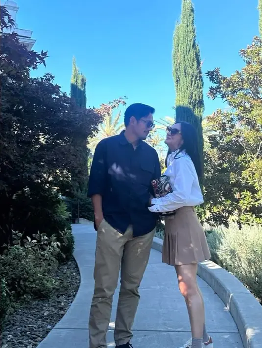 Unggahan pasangan ini langsung dibanjiri like oleh banyak warganet. Sekitar 21 jam setelah diunggah, potret tersebut telah disukai lebi dari 154 ribu warganet. [Instagram/ririnekawati]