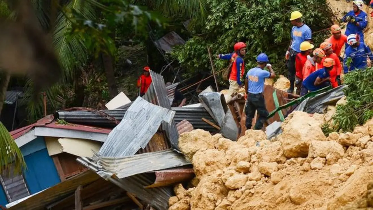 Tanah Longsor di Naga, Cebu, Filipina setelah Topan Mangkhut membawa hujan deras ke willayah tersebut. (AFP)