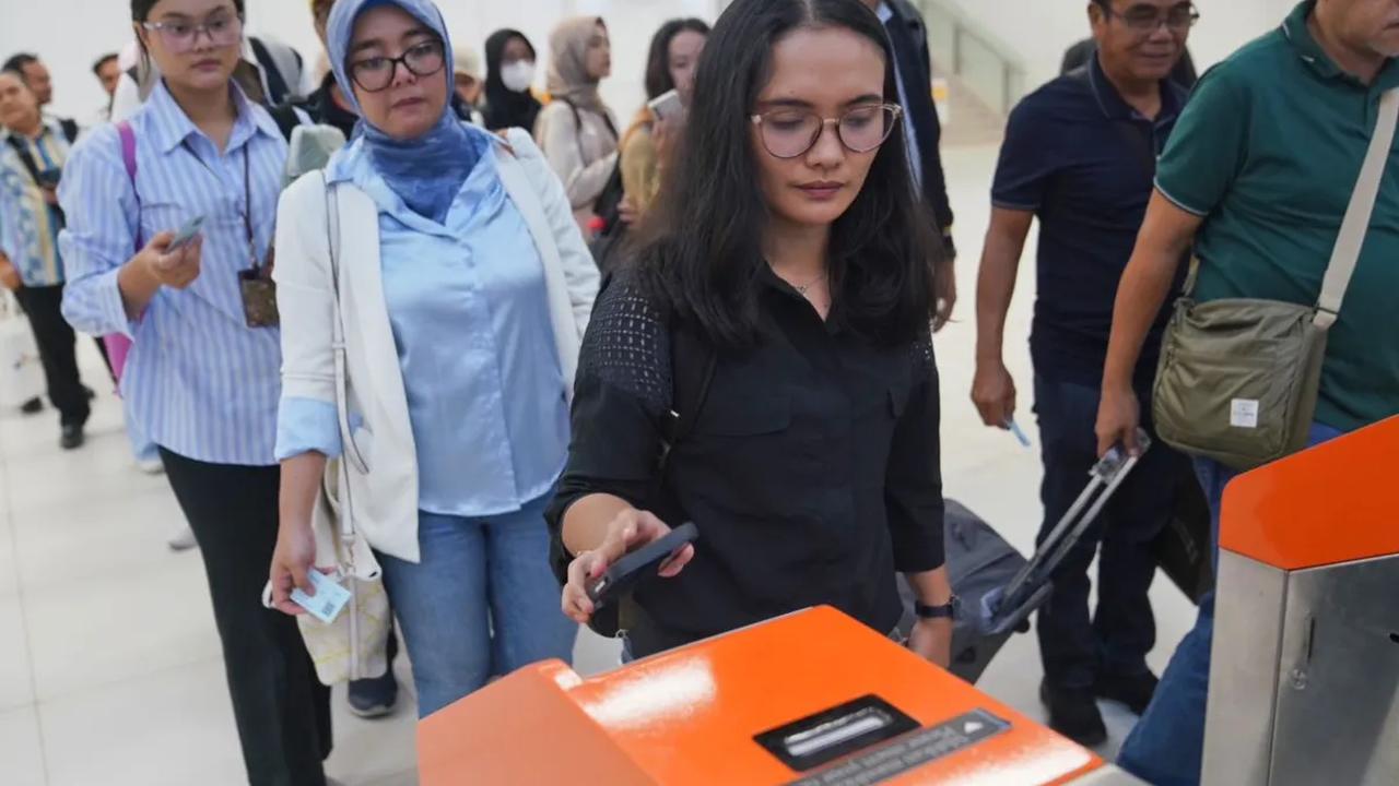 Dia mengatakan, layanan khusus pemesanan tiket rombongan melalui WhatsApp dihadirkan, karena saat ini perjalanan rombongan sangat diminati masyarakat yang menggunakan Kereta Cepat Whoosh.