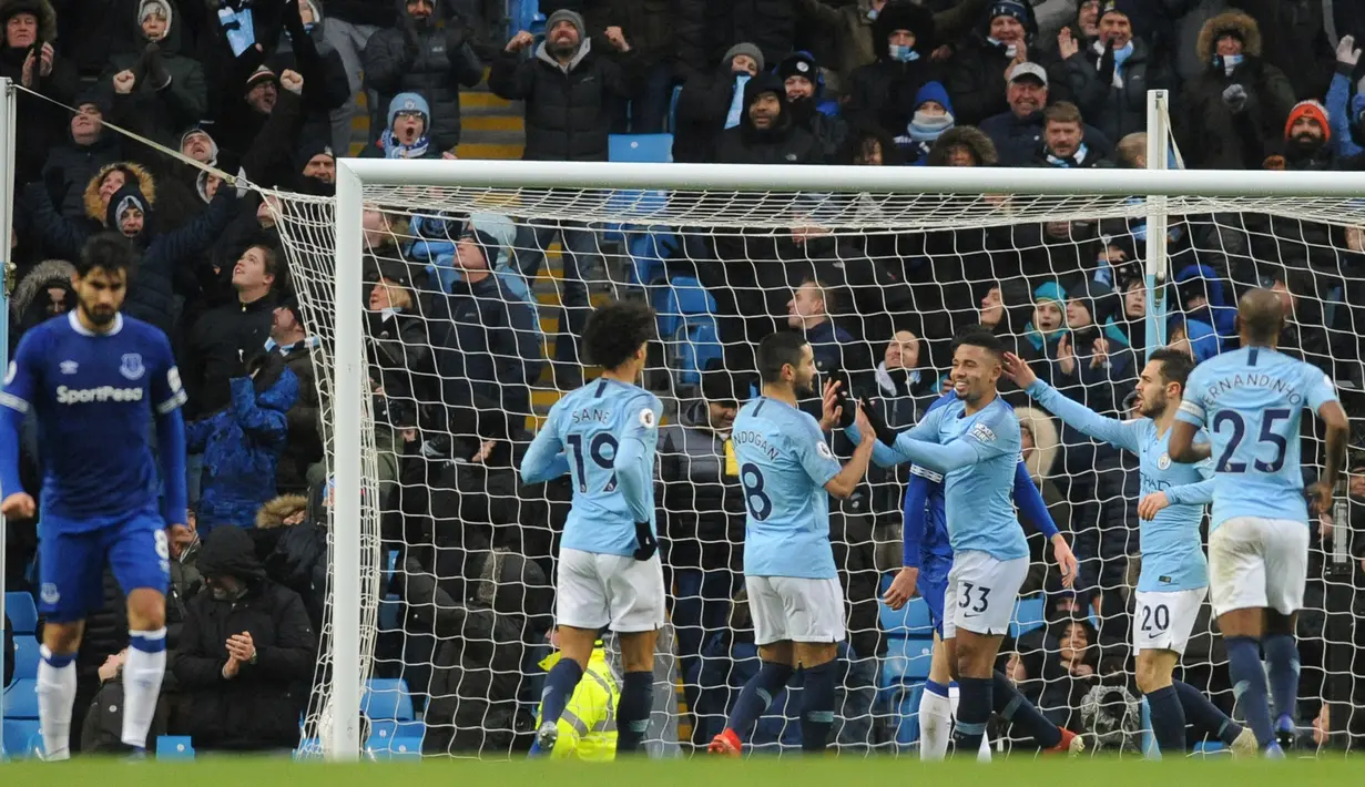 Pemain Manchester City, Gabriel Jesus (ketiga kanan) merayakan gol bersama timnya saat melawan Everton dalam Liga Inggris di Stadion Etihad, Manchester, Inggris, Sabtu (15/12). Manchester City menang 3-1. (AP Photo/Rui Vieira)