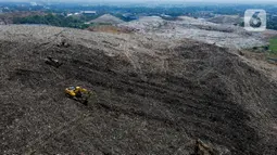 Dinas Lingkungan Hidup DKI Jakarta mencatat sekitar dua hingga tiga hektare dari 22,4 hektare luas TPST zona 2 terbakar. (Liputan6.com/Herman Zakharia)