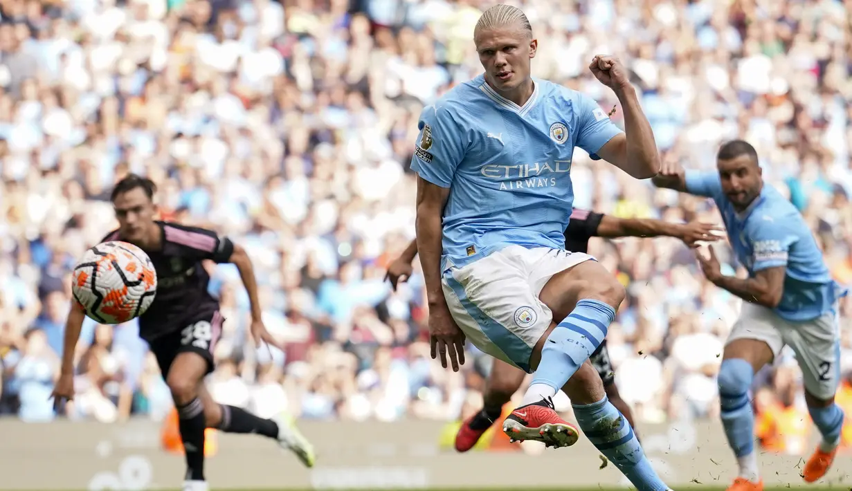 Erling Haaland (tengah), menendang bola dari titik penalti yang menghasilkan gol keempat bagi Manchester City saat melawan Fulham dalam pertandingan pekan keempat Liga Inggris 2023/2024 yang berlangsung di Etihad Stadium, Sabtu (2/9/2023). Haaland mencetak hattrick pertamanya dalam pertandingan ini. (AP Photo/Dave Thompson)