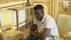 Mamoudou Gassama diangkat jadi warga negara Prancis setelah aksinya memanjat gedung bertingkat demi selamatkan bocah.