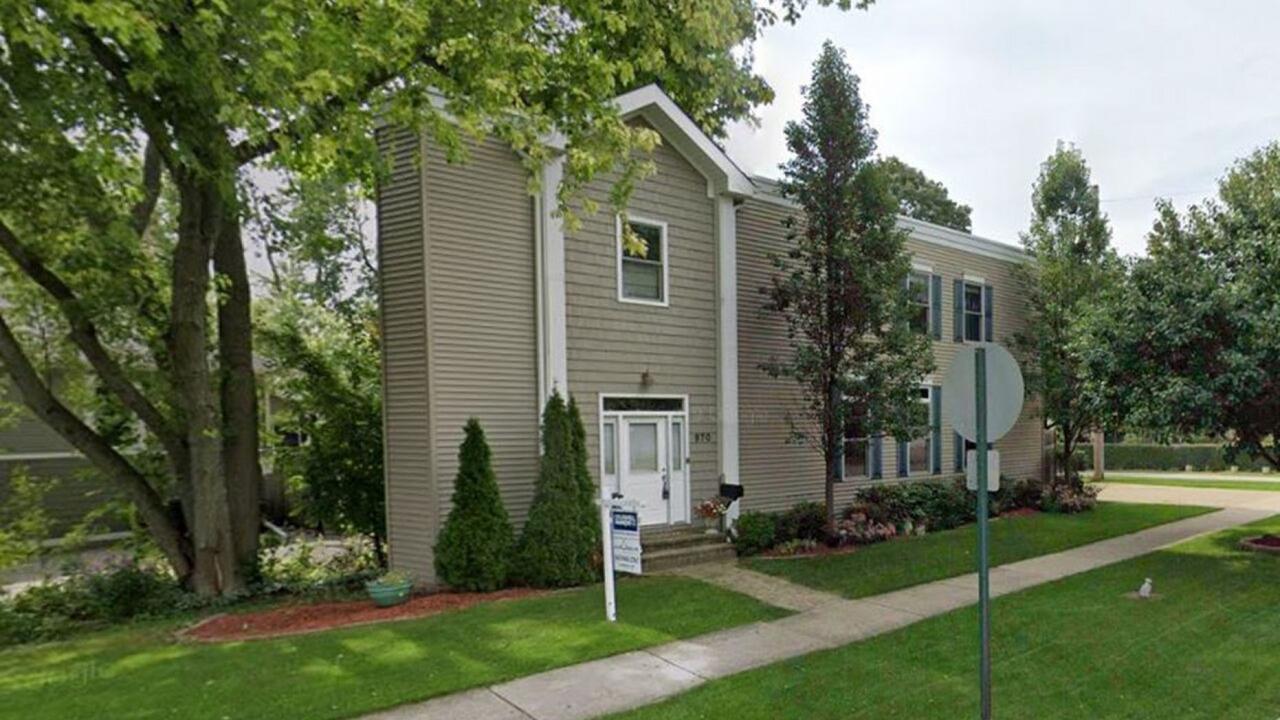 Jika dilihat dari depan rumah ini tampak bagus dan tinggi. Cat rumah dengan perpaduan cokelat dan putih pun tampak indah (Google Maps)